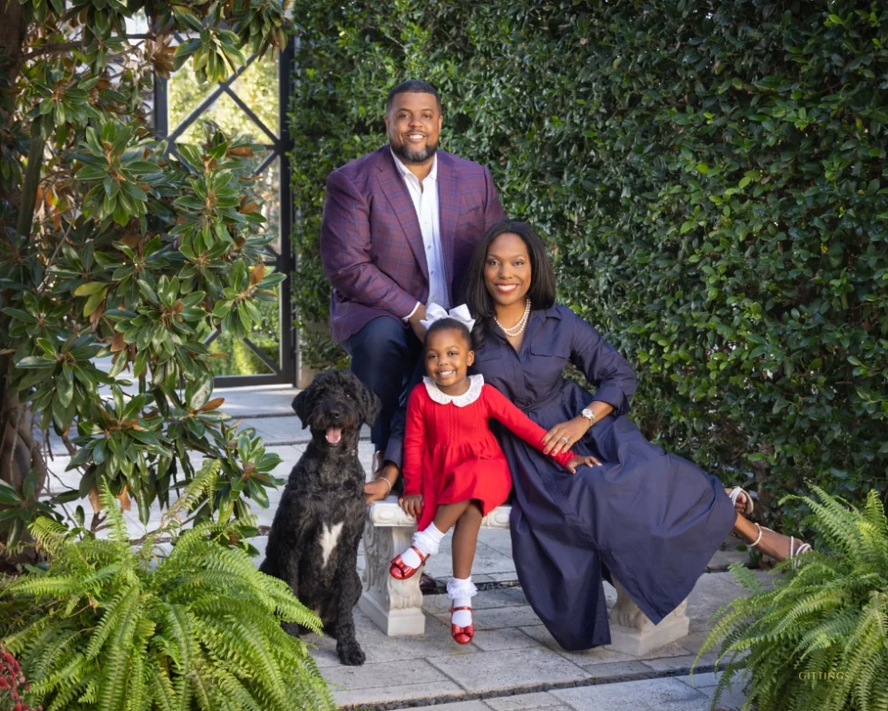 ©Gittings_Fort_Worth_Courtyard_pet_portrait_family_with_dog