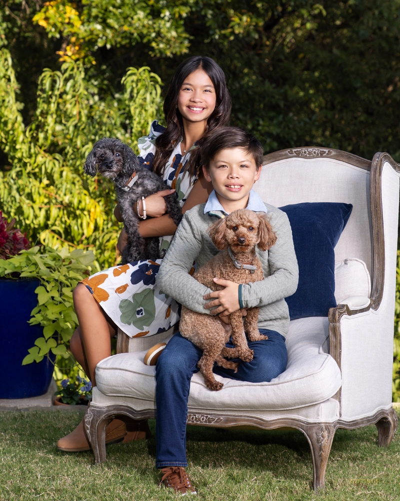©Gittings_location_pet_portrait_siblings_with_two_dogs