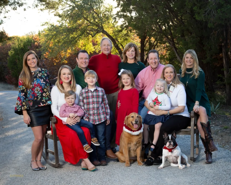 ©Gittings_outdoor_pet_portrait_Large_family_group_with_children