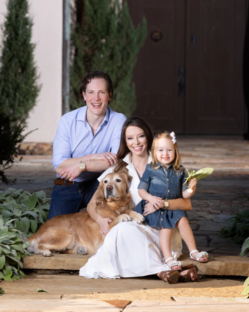 ©Gittings_outdoor_pet_portrait_family_with_child