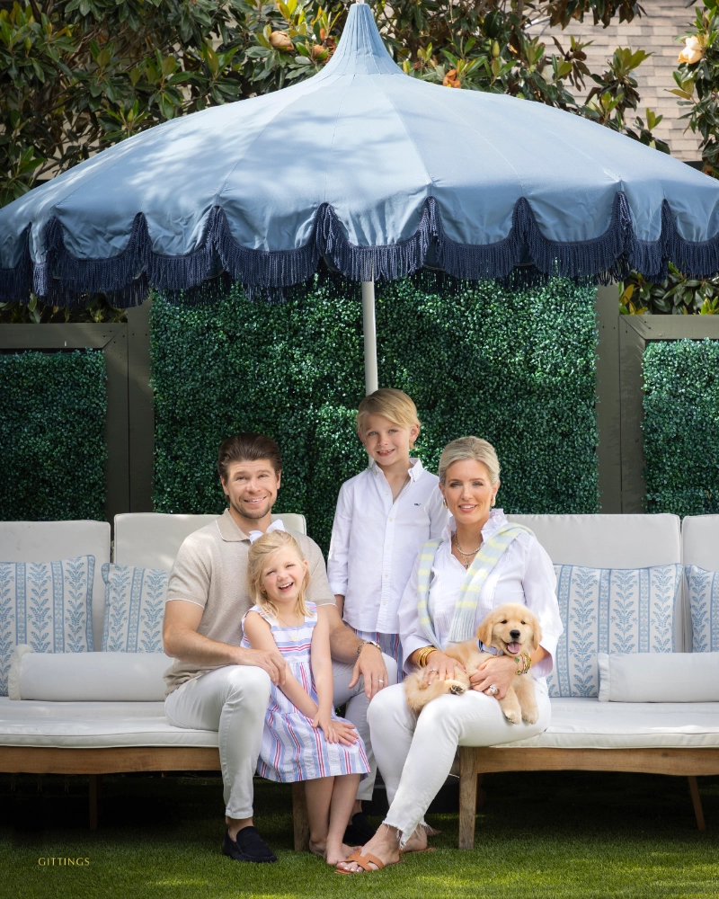 ©Gittings_outdoor_pet_portrait_family_with_dog_backyard_summer