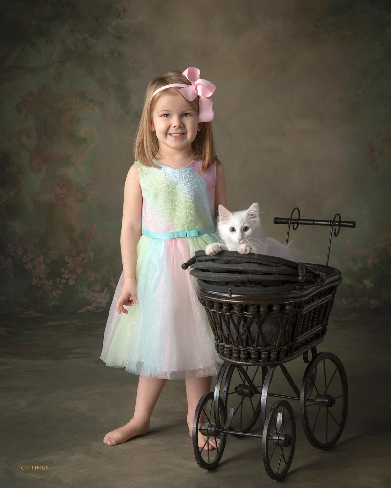 ©Gittings_studio_pet_portrait_child_with_cat_painted_background