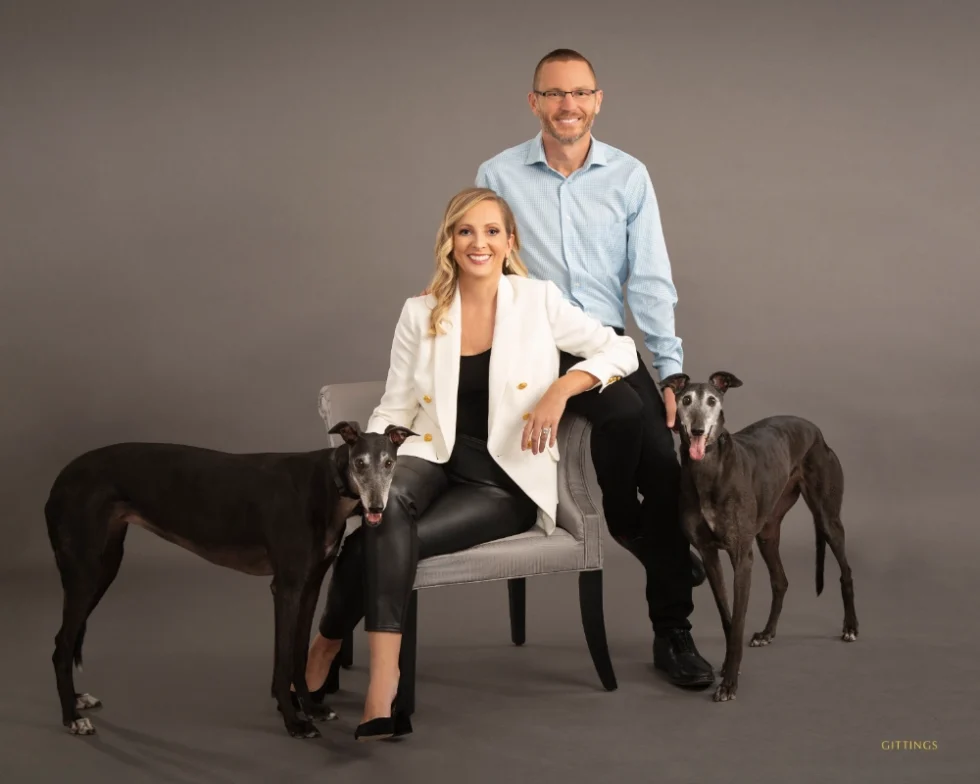 ©Gittings_studio_pet_portrait_couple_with_dogs_grey_background